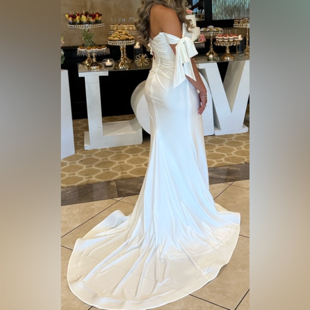 Elegant White Strapless Gown